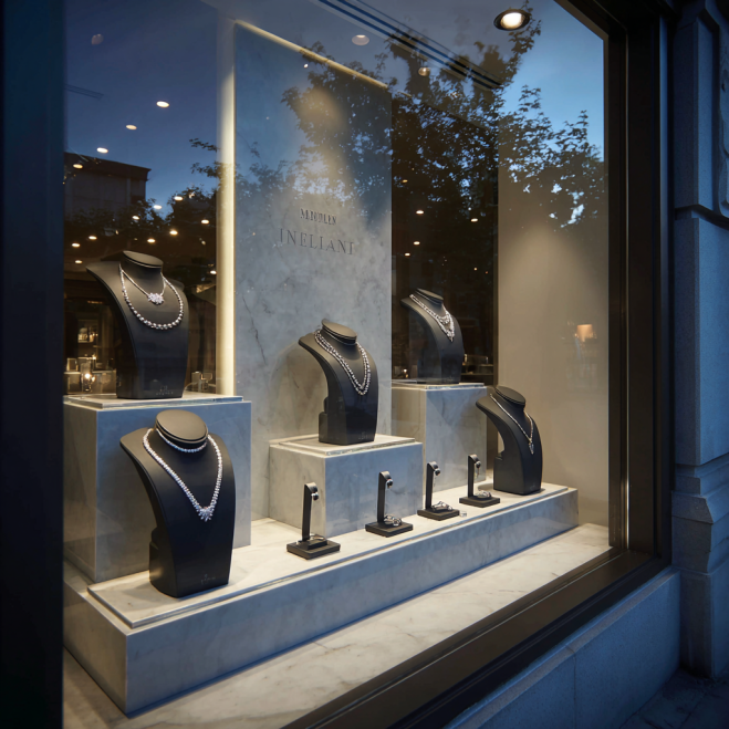 Beleuchtete Schmuckvitrine mit gezielten Akzenten