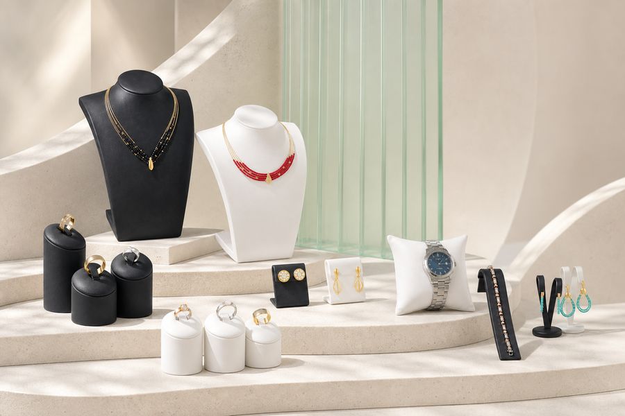 Auslage mit Büsten, Ringzylindern, Ohrsteckerplatten, Uhrenkissen und Armbandständer nebeneinander