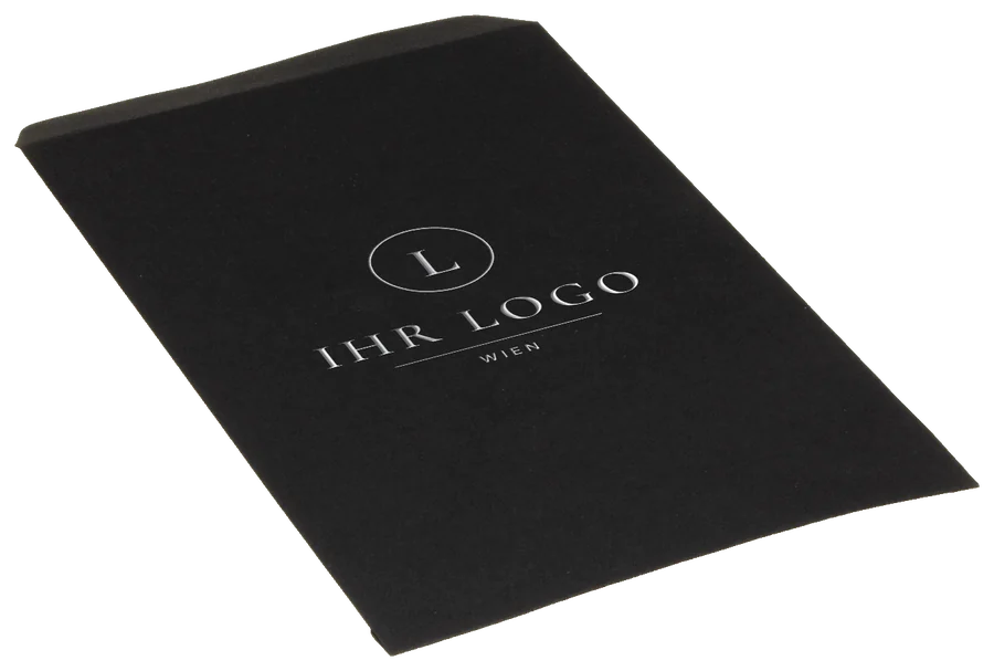 Großes Geschenksackerl in Schwarz mit Beispiel-Logo in Silberprägung
