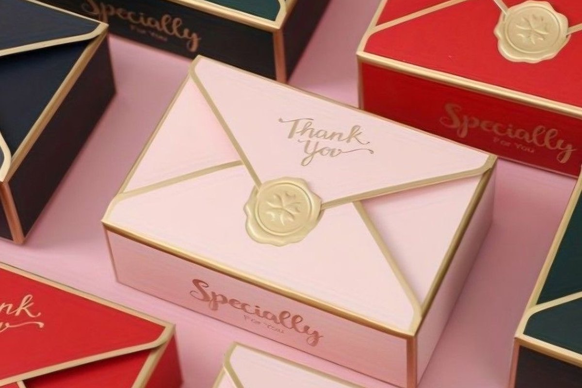 Geschenkverpackungen in Briefumschlag-Form mit Goldsiegel