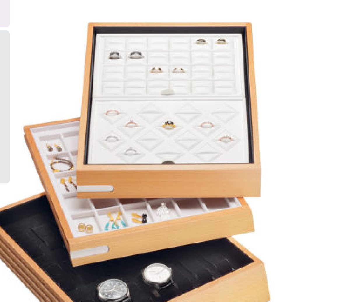 Warenblock aus Holz mit herausgezogenen Schubladen und Tabletts f&uuml;r Ringe, Ohrringe und Uhren