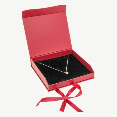 Klappschachtel 158 × 158 × 30 mm, geöffnet, Rot, mit Halskette und Satinband