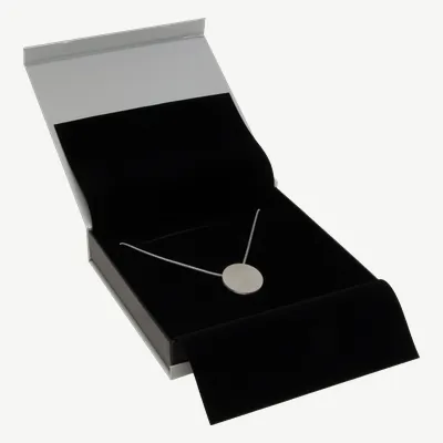 Klappschachtel 158 × 158 × 25 mm, geöffnet, Silber/Schwarz, mit Halskette und rundem Anhänger