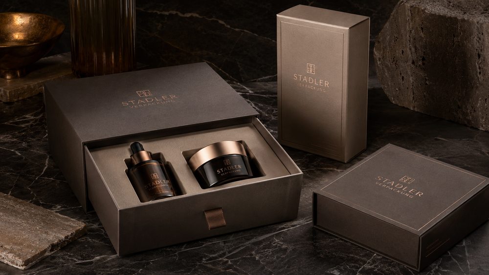 Drei Bauarten im Vergleich: Schuber mit Innenlade, aufrecht stehende Faltschachtel und flache Klappdeckelbox in Bronzeoptik