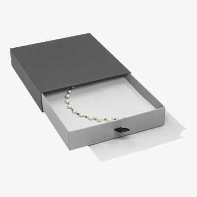 Schiebeschachtel 165 × 150 × 32 mm, geöffnet, Dunkelgrau/Hellgrau, mit Perlenkette