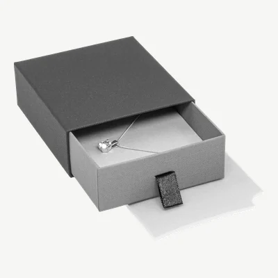 Schiebeschachtel 95 × 85 × 32 mm, geöffnet, Dunkelgrau/Hellgrau, mit Kettenanhänger