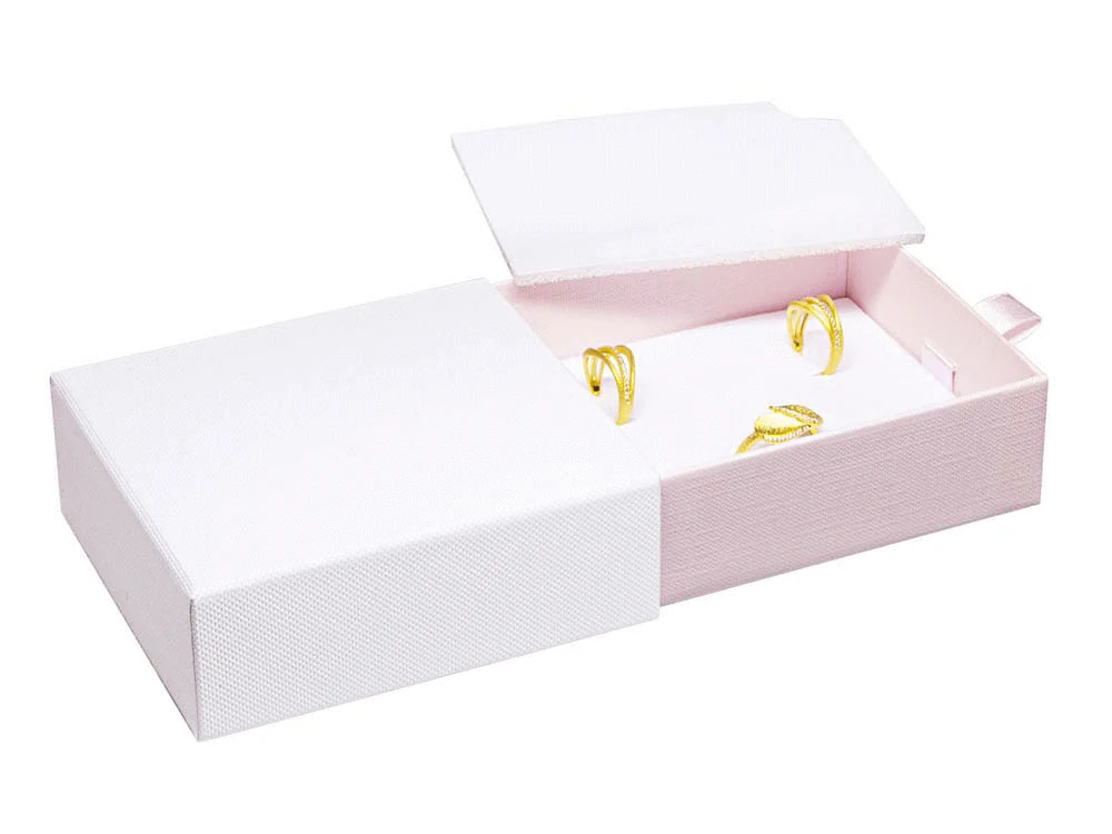 Schiebeschachtel 95 × 85 × 32 mm in Weiß/Rosa mit herausgezogener Lade und angehobenem Abdeckschaum, darunter goldfarbener Schmuck auf der Schaumstoffeinlage