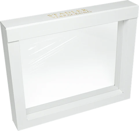 Schweberahmen 230 × 180 × 35 mm mit Prägung „Stadler Verpackung“ auf der Lasche (Beispiel)