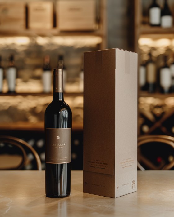 Weinflasche neben einem schlanken Präsentkarton in einer Vinothek – die Flaschenhöhe bestimmt das Kartonmaß